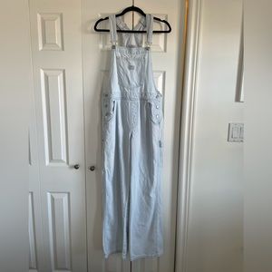 Women’s Levi’s overalls size medium